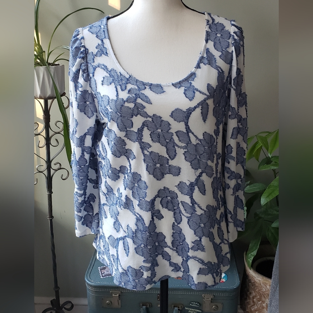 Loft White Blue Floral Appilque Scoopneck Casual Top Size M